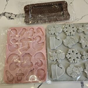 Chocolate molds 4 and the brown heart one is a gift if you decide to buy them.